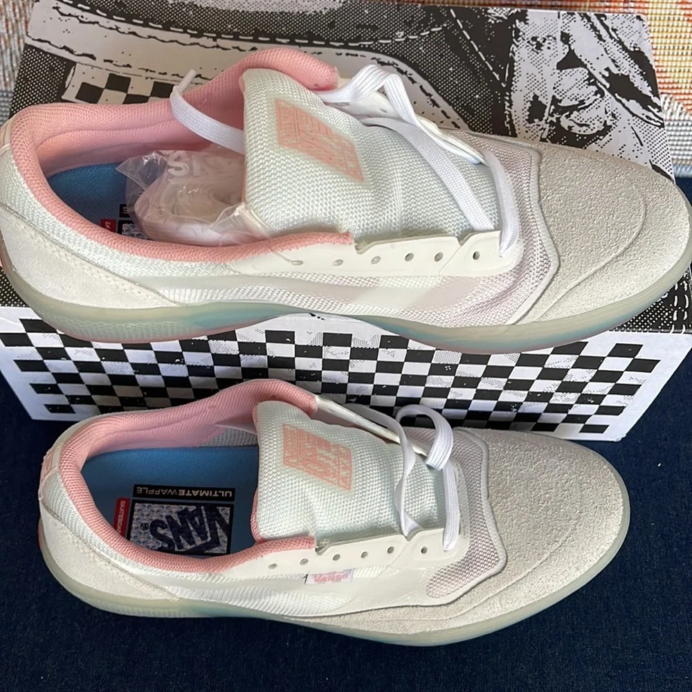 Vans WMNS Ave
White/Powder Pink
VN0A5JIB890
Sneakers - Picture 3 of 16